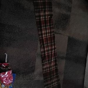 Plaid scarf with fringe edges